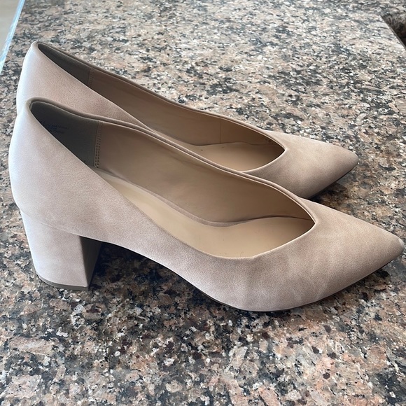 Point Toe Pumps - Picture 7 of 9